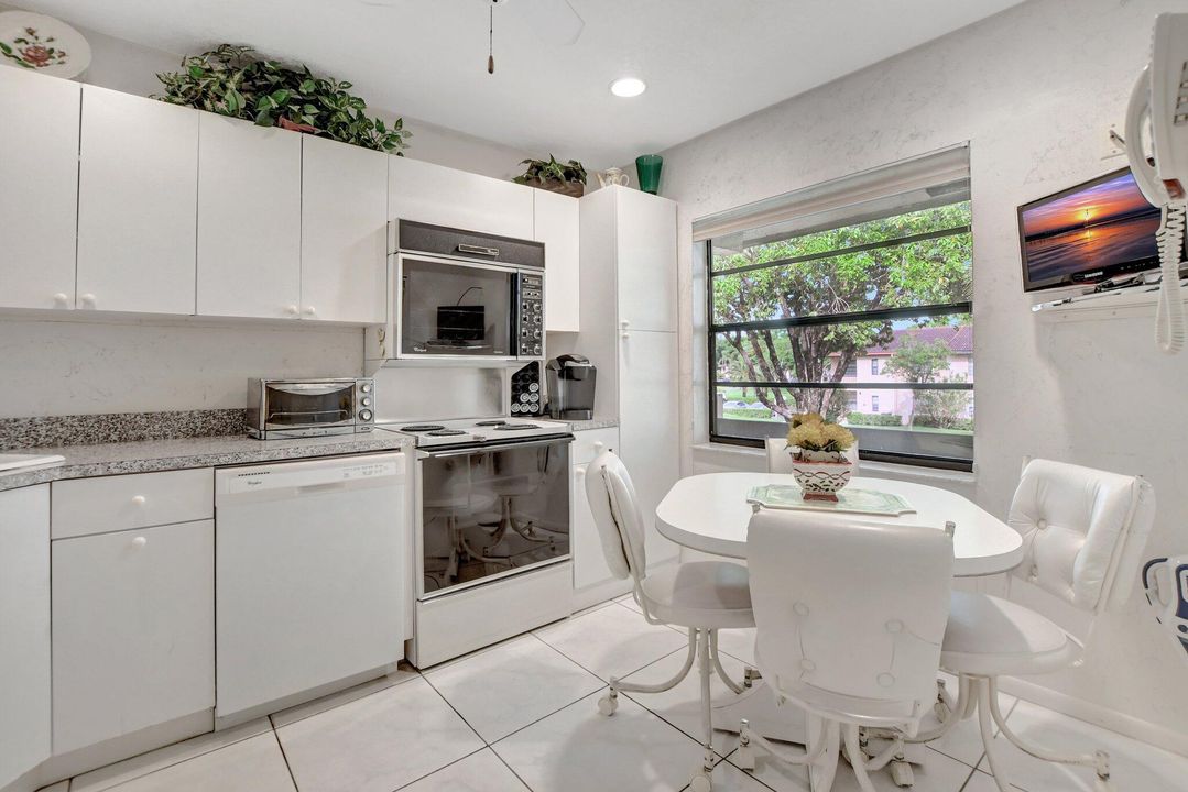 For Sale: $325,000 (2 beds, 2 baths, 1411 Square Feet)