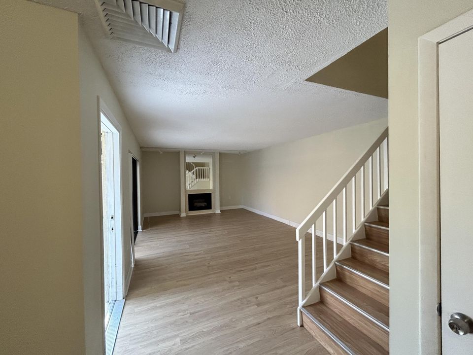 For Rent: $2,600 (2 beds, 2 baths, 1236 Square Feet)