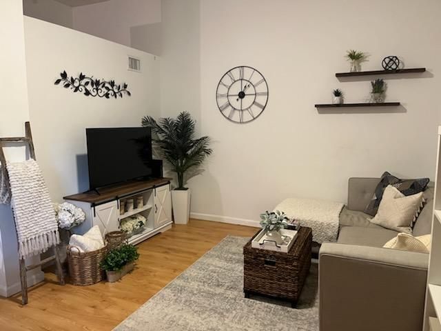 For Rent: $1,750 (1 beds, 1 baths, 633 Square Feet)