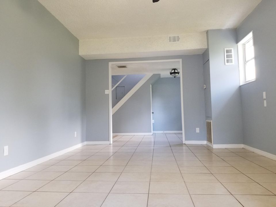 For Rent: $2,200 (3 beds, 1 baths, 2923 Square Feet)