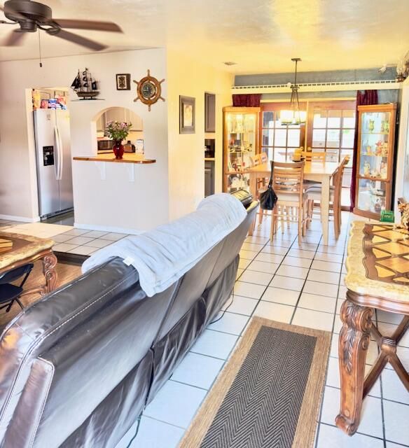 For Sale: $325,000 (2 beds, 2 baths, 1200 Square Feet)