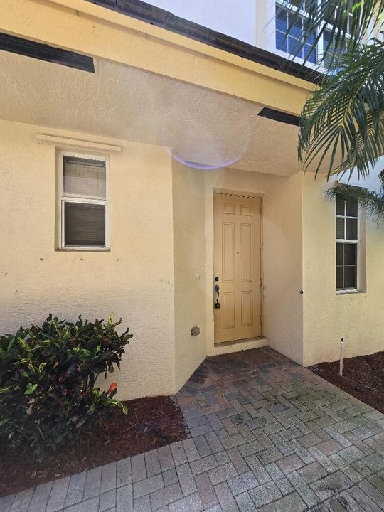 For Rent: $3,000 (4 beds, 3 baths, 1699 Square Feet)