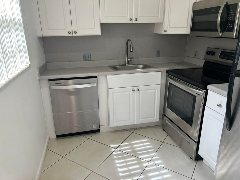 For Sale: $138,000 (2 beds, 1 baths, 835 Square Feet)