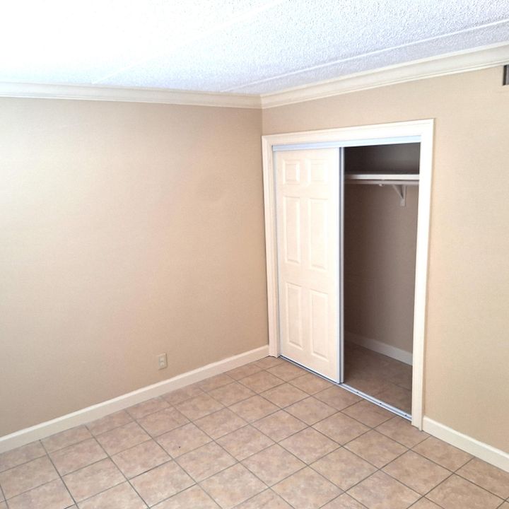 For Sale: $189,000 (2 beds, 1 baths, 825 Square Feet)