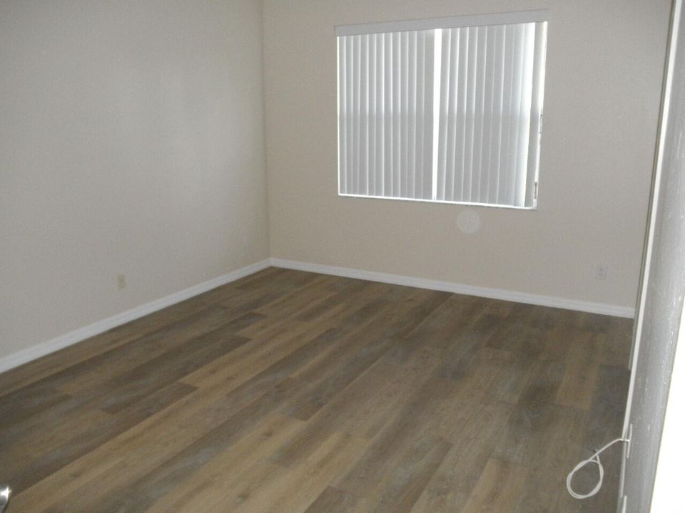 For Rent: $2,250 (3 beds, 2 baths, 1309 Square Feet)