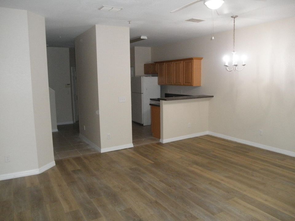 For Rent: $2,250 (3 beds, 2 baths, 1309 Square Feet)