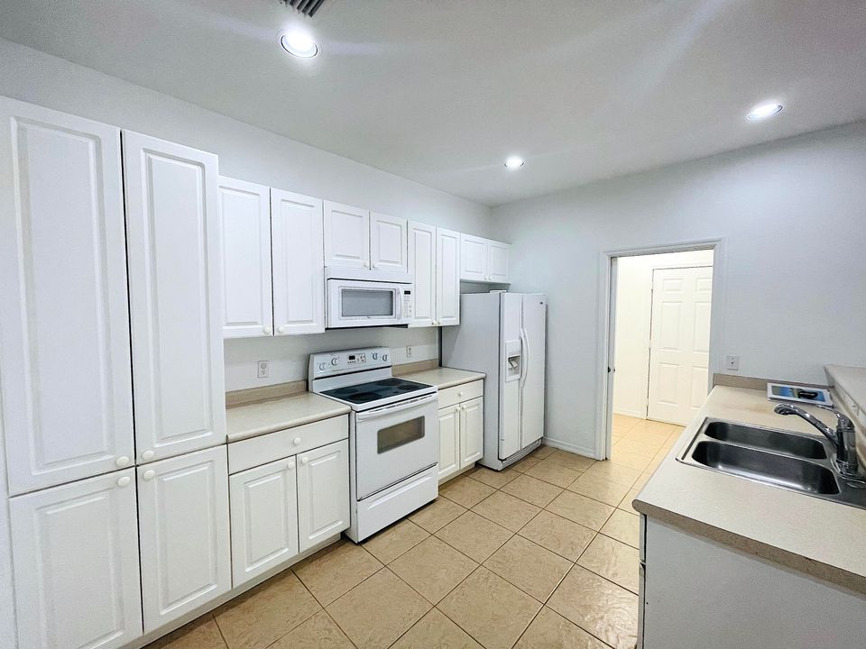 For Rent: $1,850 (2 beds, 2 baths, 1350 Square Feet)