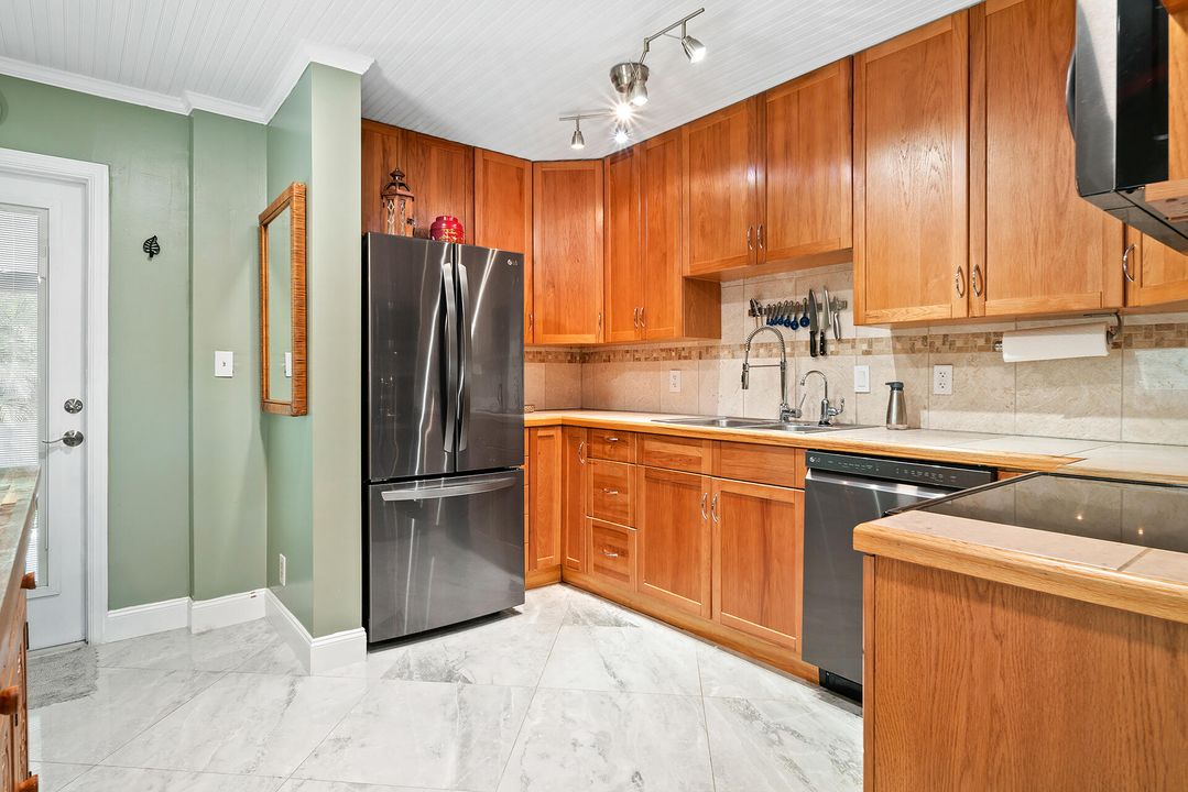 For Sale: $435,000 (2 beds, 1 baths, 832 Square Feet)