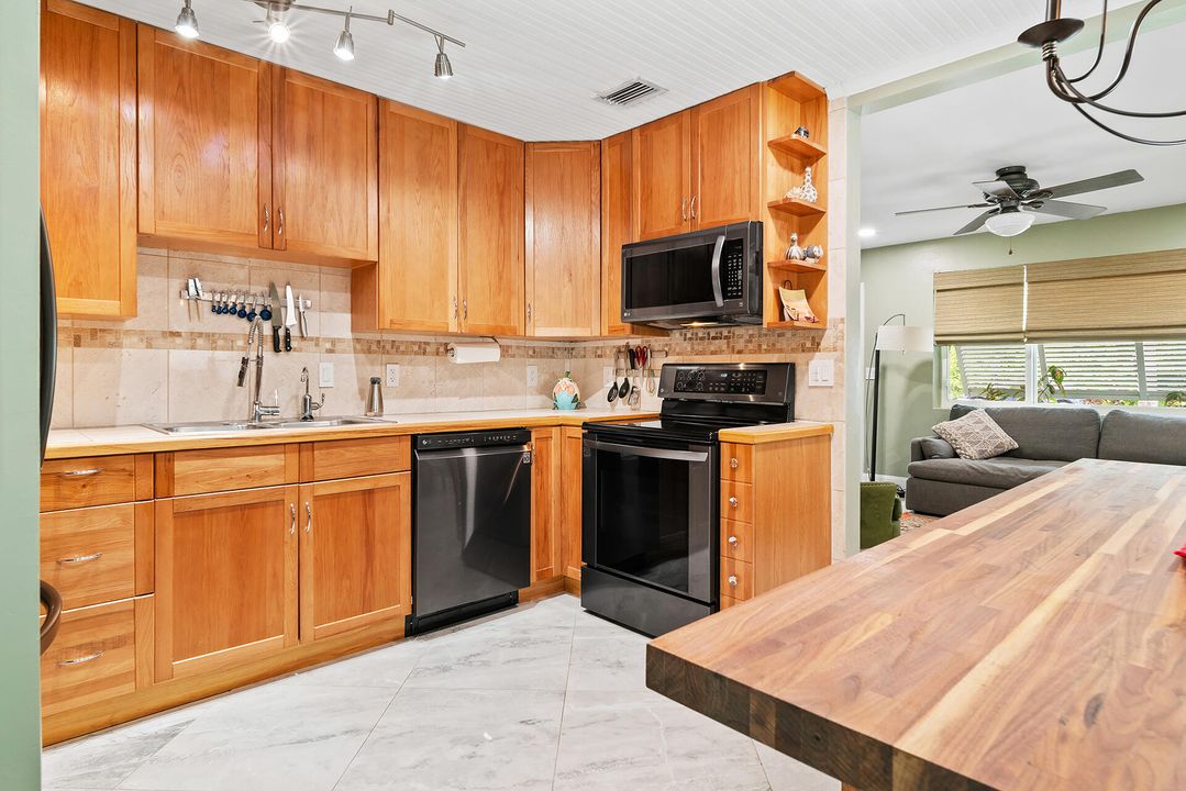 For Sale: $435,000 (2 beds, 1 baths, 832 Square Feet)