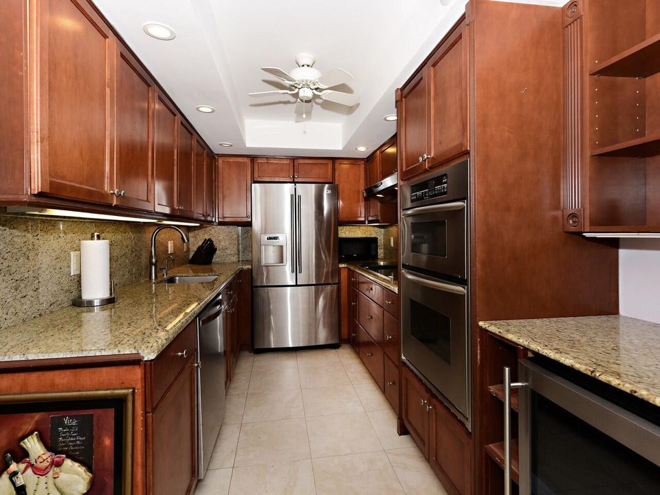 For Sale: $575,000 (1 beds, 1 baths, 1008 Square Feet)