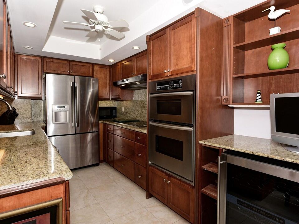 For Sale: $575,000 (1 beds, 1 baths, 1008 Square Feet)