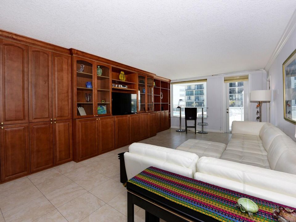 For Sale: $575,000 (1 beds, 1 baths, 1008 Square Feet)
