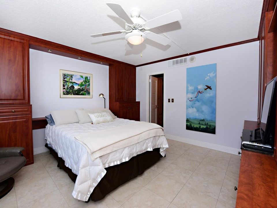 For Sale: $575,000 (1 beds, 1 baths, 1008 Square Feet)