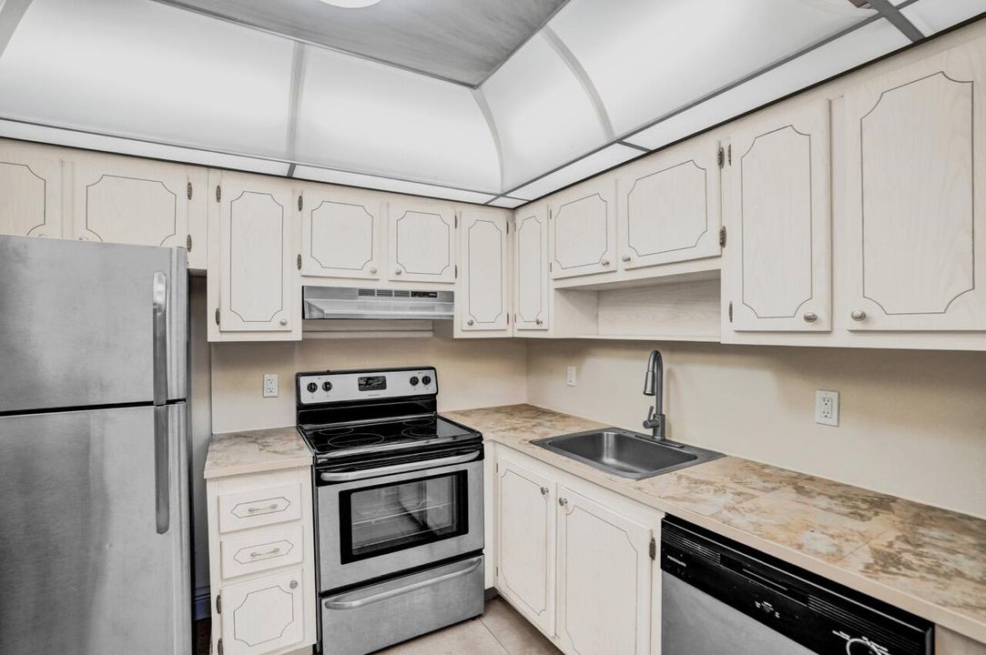 For Sale: $89,900 (1 beds, 1 baths, 720 Square Feet)