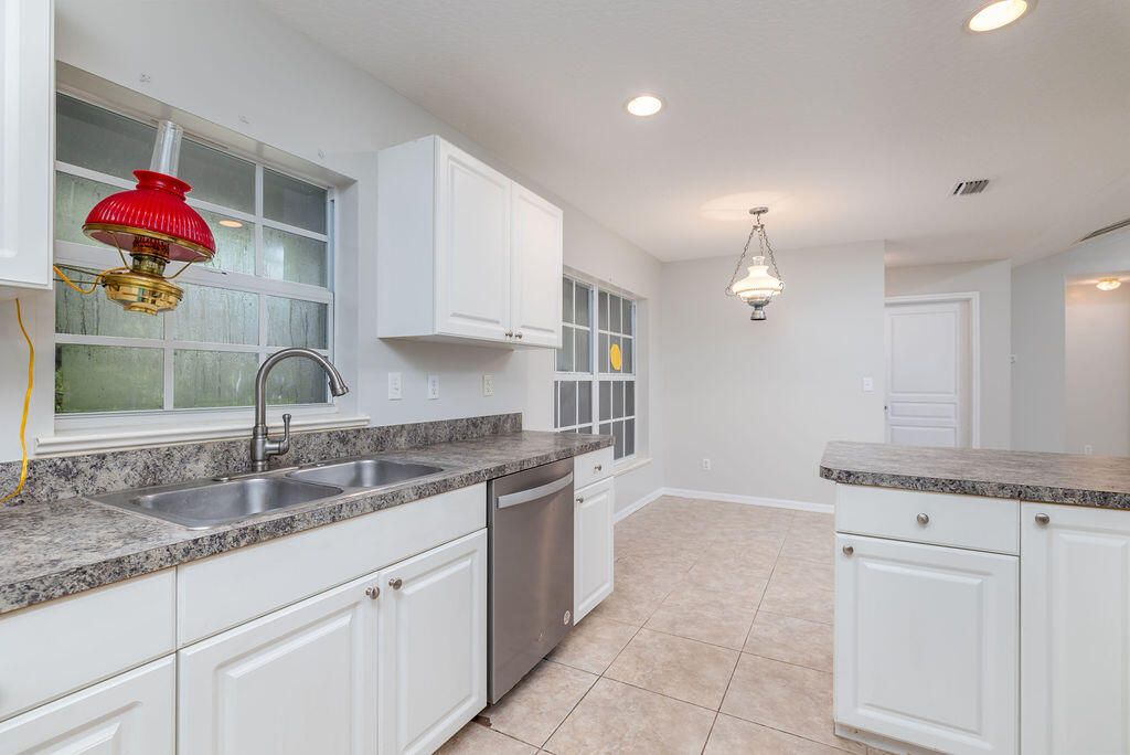 For Sale: $345,000 (3 beds, 2 baths, 1182 Square Feet)