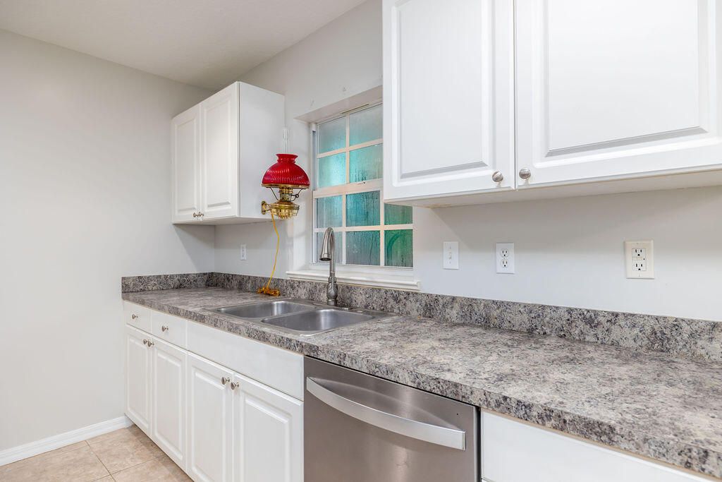 For Sale: $345,000 (3 beds, 2 baths, 1182 Square Feet)