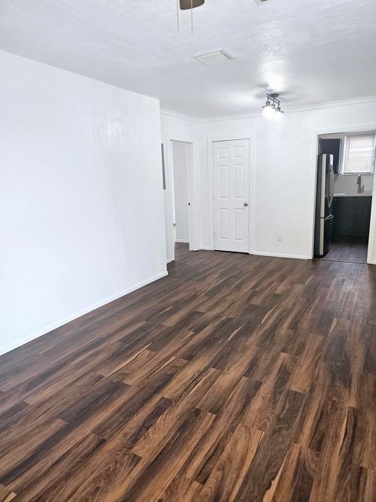 For Rent: $2,100 (3 beds, 1 baths, 1592 Square Feet)