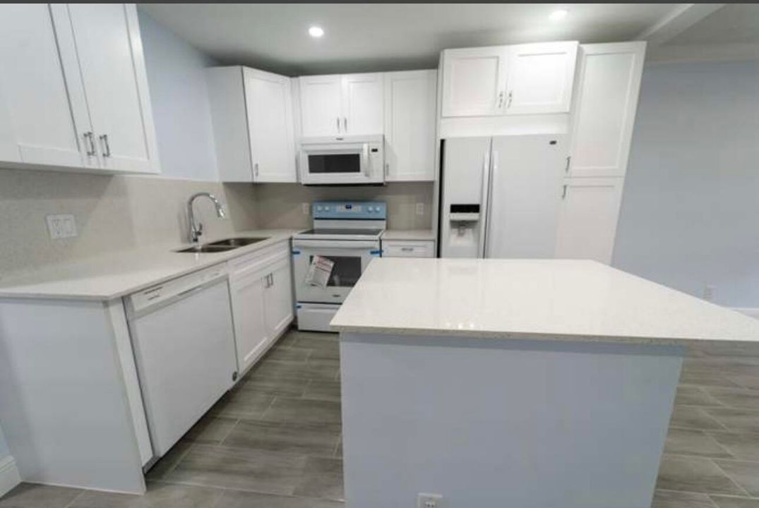 For Sale: $129,999 (1 beds, 1 baths, 585 Square Feet)