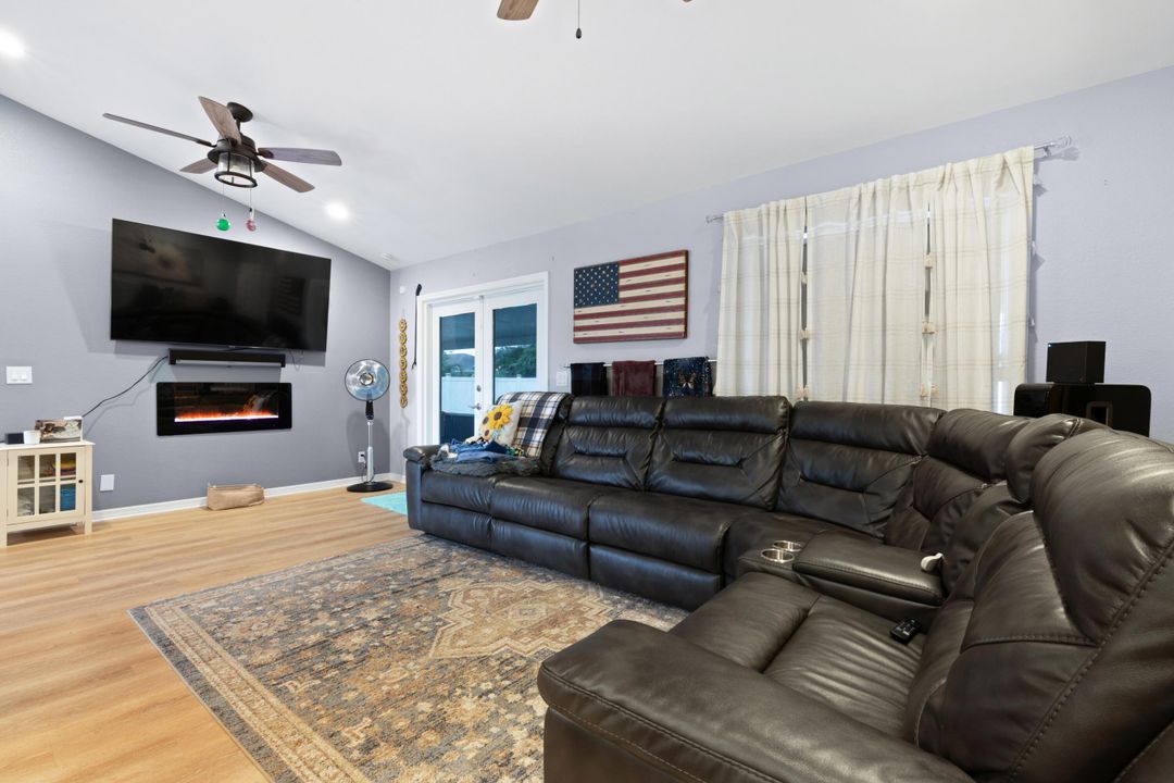 For Sale: $459,900 (3 beds, 2 baths, 1527 Square Feet)