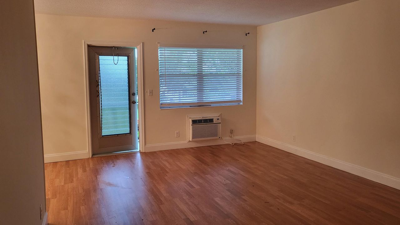 For Rent: $1,450 (2 beds, 1 baths, 819 Square Feet)