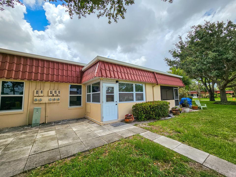 For Sale: $249,900 (2 beds, 2 baths, 941 Square Feet)