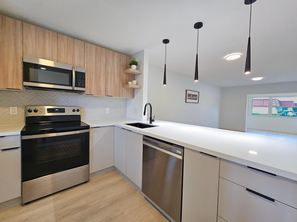 For Sale: $249,900 (2 beds, 2 baths, 941 Square Feet)