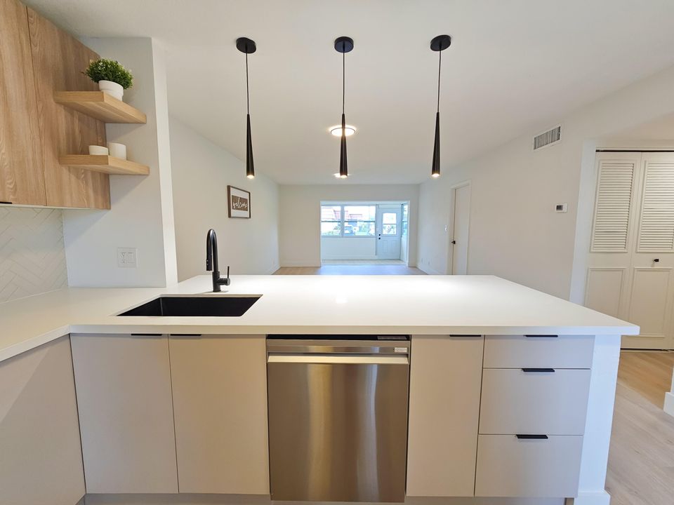 For Sale: $249,900 (2 beds, 2 baths, 941 Square Feet)