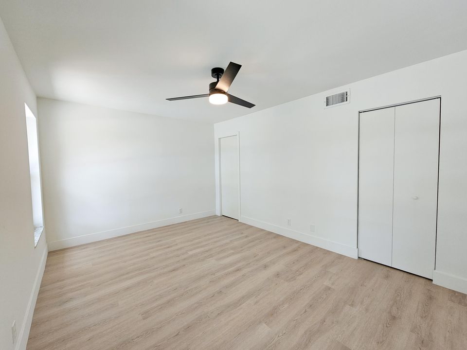 For Sale: $249,900 (2 beds, 2 baths, 941 Square Feet)