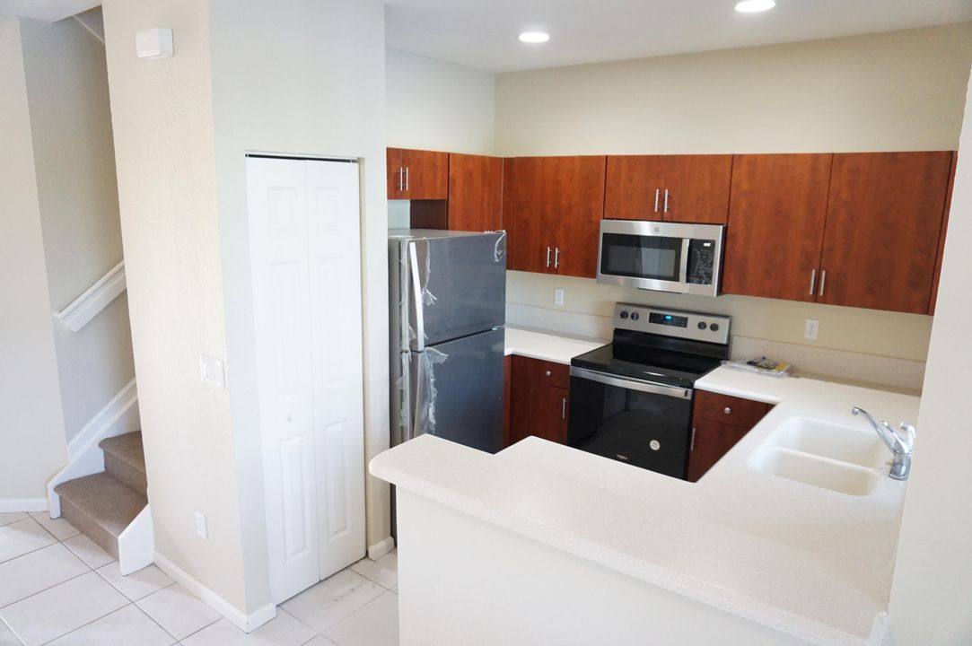 For Sale: $290,000 (3 beds, 2 baths, 1284 Square Feet)