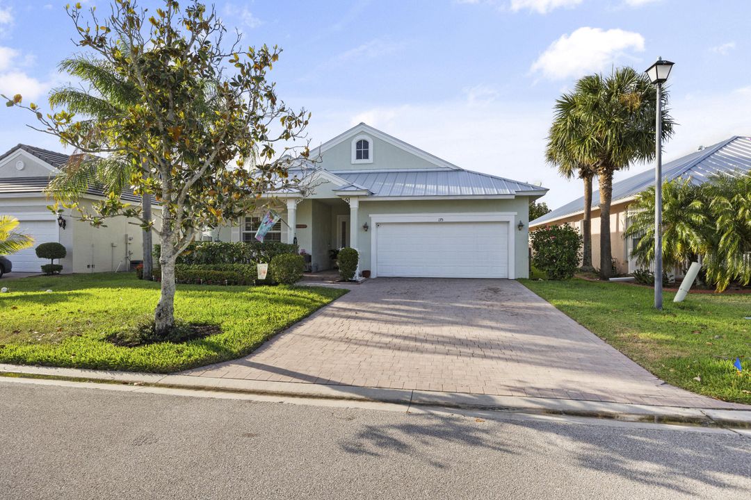 For Sale: $425,000 (3 beds, 2 baths, 2212 Square Feet)