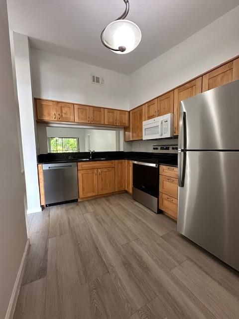 For Rent: $2,500 (2 beds, 2 baths, 920 Square Feet)