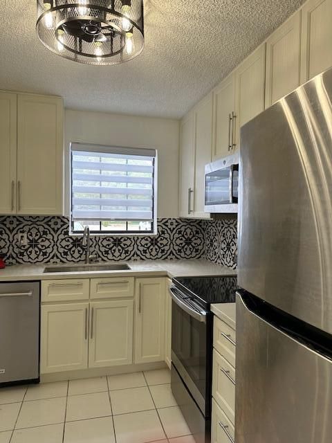 For Rent: $2,600 (2 beds, 2 baths, 935 Square Feet)