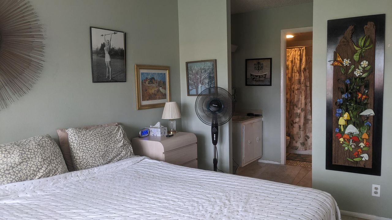 For Sale: $115,000 (1 beds, 1 baths, 704 Square Feet)