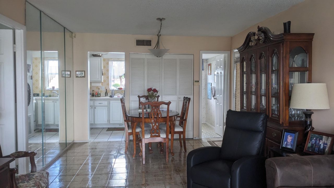 For Sale: $115,000 (1 beds, 1 baths, 704 Square Feet)