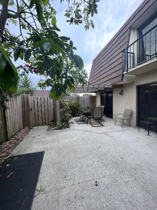For Rent: $2,800 (3 beds, 2 baths, 1596 Square Feet)