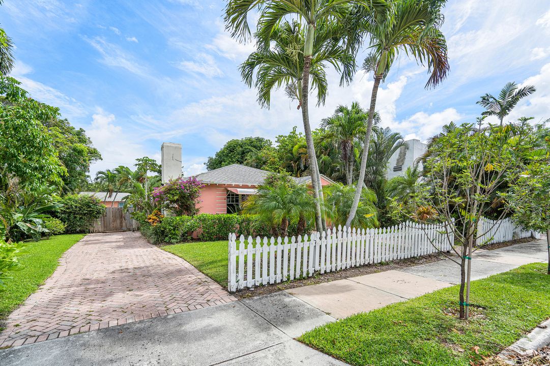 For Sale: $1,699,900 (3 beds, 3 baths, 1920 Square Feet)