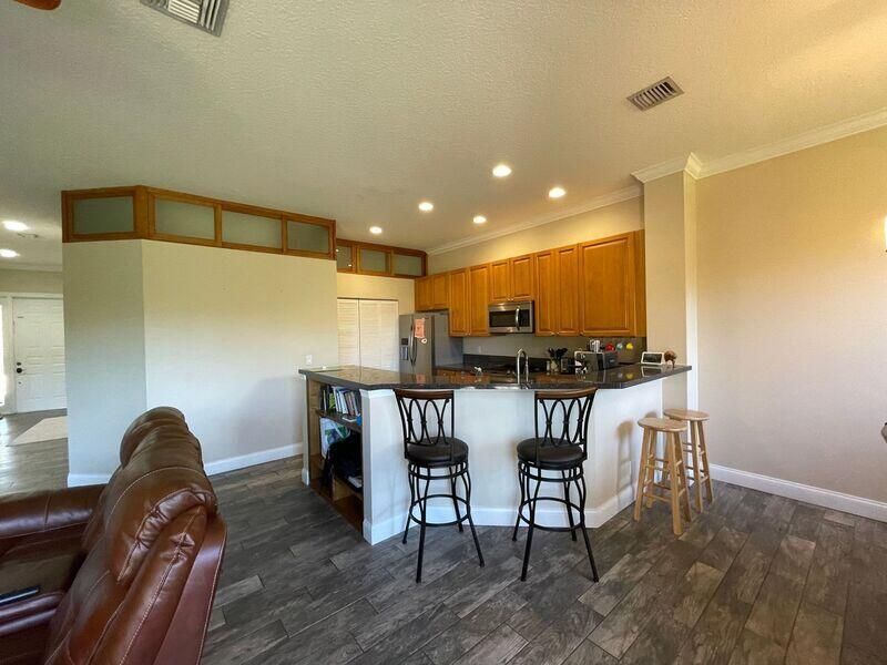 For Rent: $2,800 (2 beds, 2 baths, 1389 Square Feet)