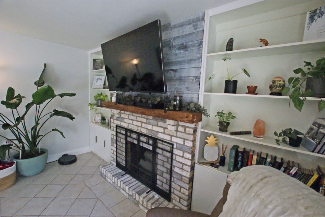 For Sale: $325,000 (2 beds, 2 baths, 1184 Square Feet)