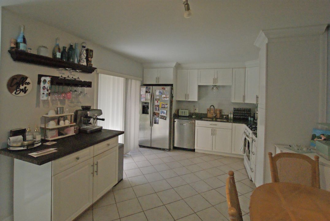 For Sale: $325,000 (2 beds, 2 baths, 1184 Square Feet)