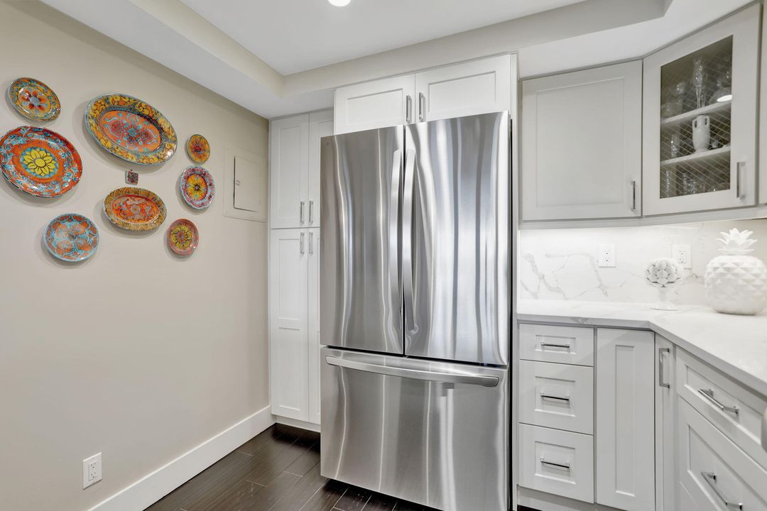 For Sale: $427,000 (1 beds, 1 baths, 1005 Square Feet)