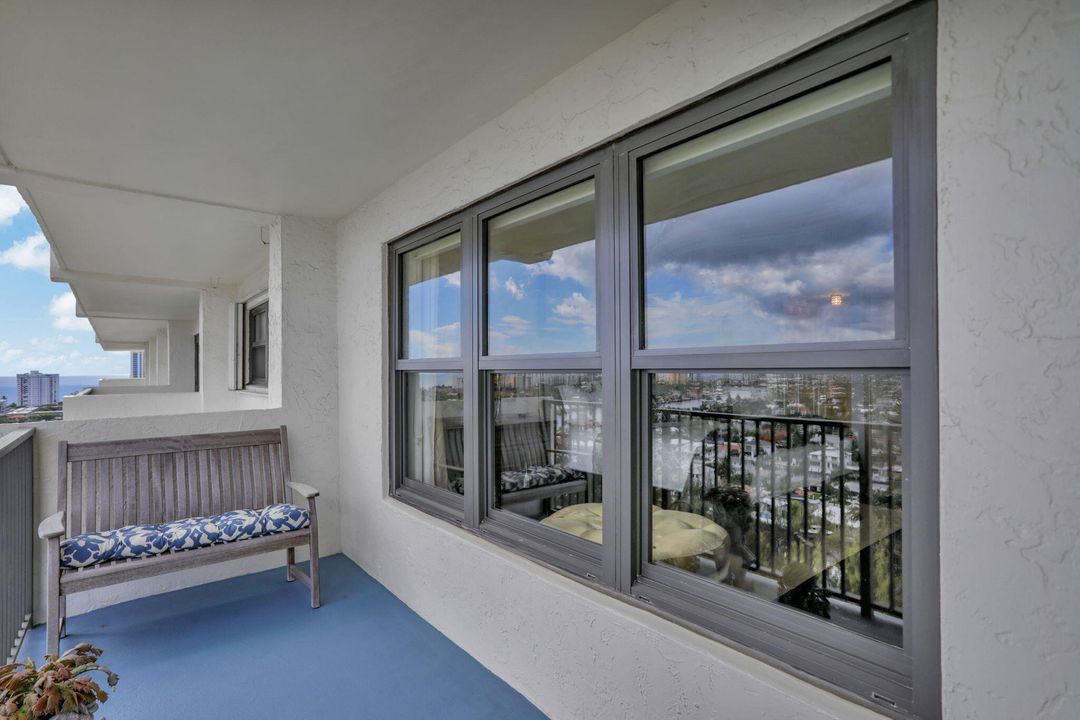 For Sale: $427,000 (1 beds, 1 baths, 855 Square Feet)