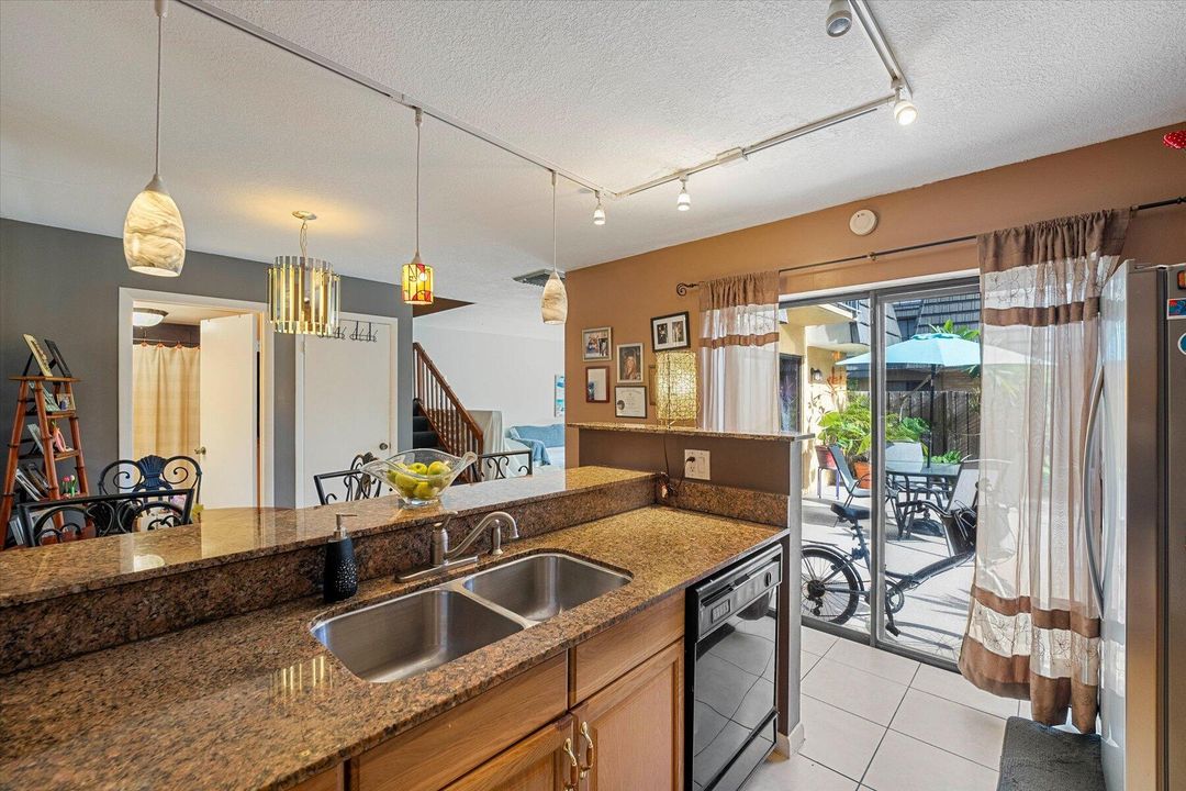 For Sale: $289,400 (2 beds, 2 baths, 1236 Square Feet)