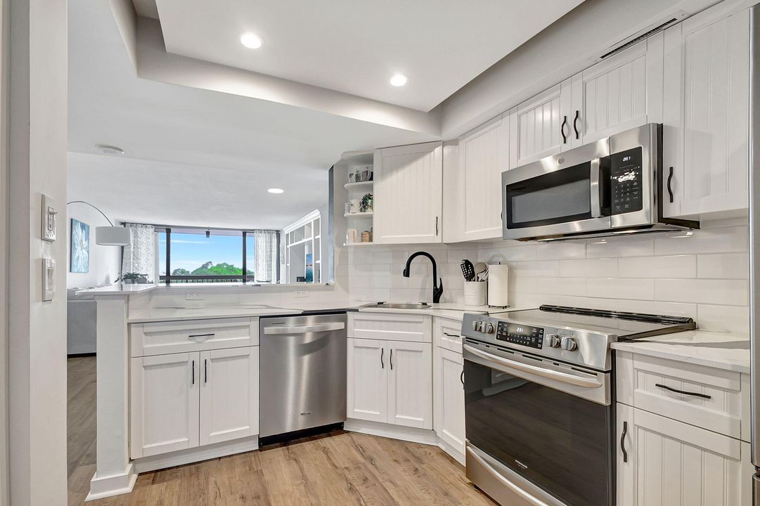 For Sale: $299,000 (2 beds, 2 baths, 1294 Square Feet)