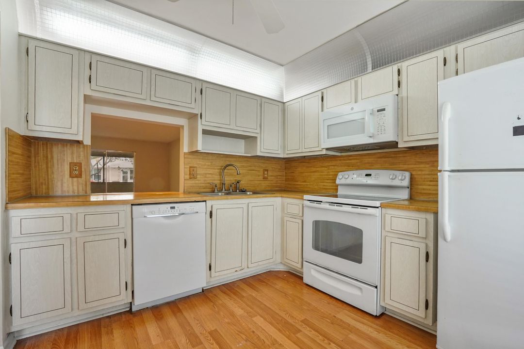 For Sale: $155,000 (2 beds, 2 baths, 941 Square Feet)