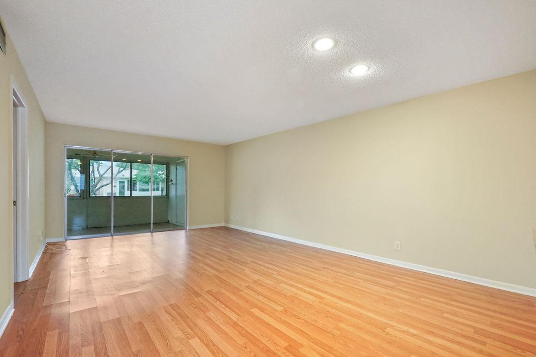 For Sale: $155,000 (2 beds, 2 baths, 941 Square Feet)