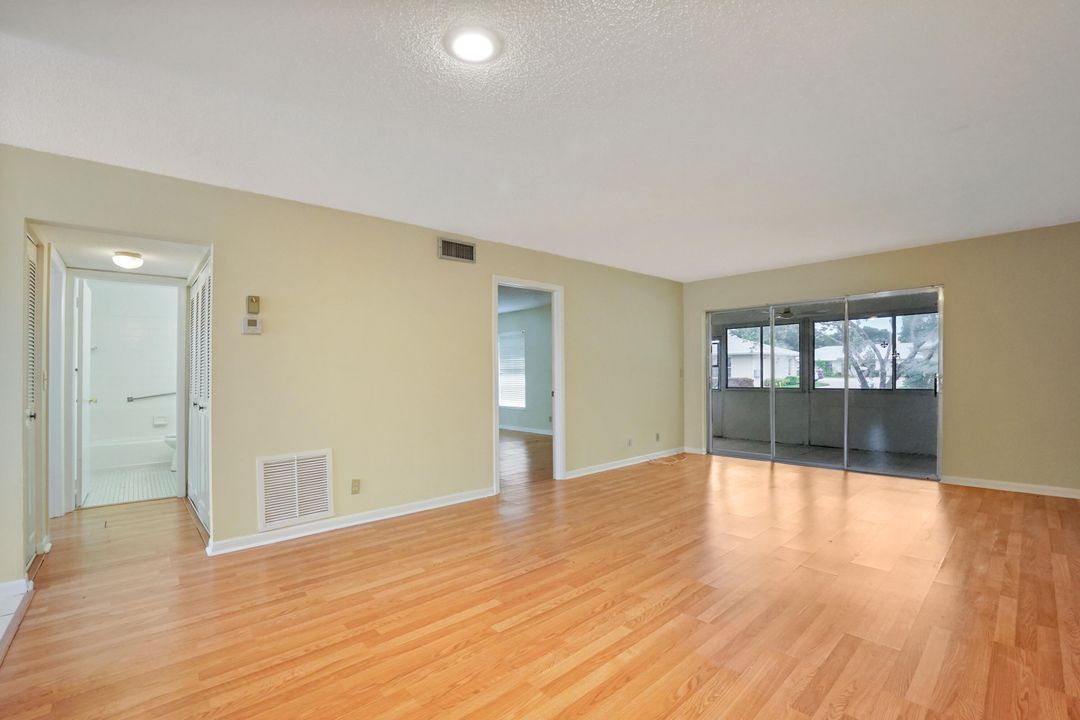 For Sale: $155,000 (2 beds, 2 baths, 941 Square Feet)