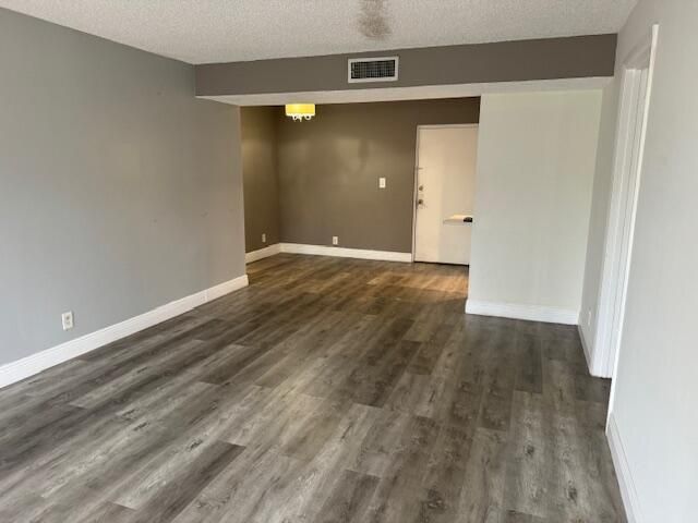 For Rent: $3,200 (2 beds, 2 baths, 936 Square Feet)