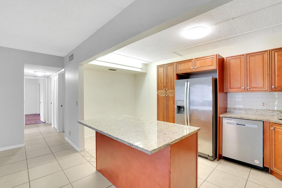 For Sale: $250,000 (2 beds, 2 baths, 1111 Square Feet)