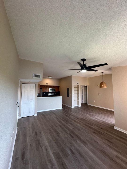 For Rent: $1,700 (1 beds, 1 baths, 868 Square Feet)