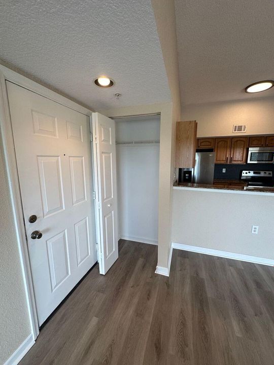 For Rent: $1,700 (1 beds, 1 baths, 868 Square Feet)